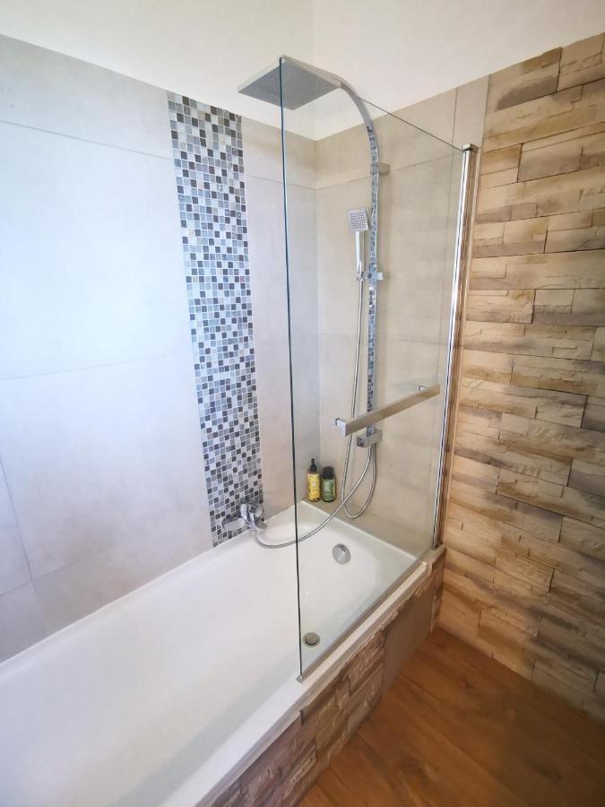 L'Etang De La Tourne Bed & Breakfast Les Marches Ngoại thất bức ảnh